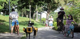 “สิงคโปร์” ใช้หุ่นยนต์น้องหมา ช่วยเตือนให้คนเว้นระยะห่างในสวนสาธารณะ