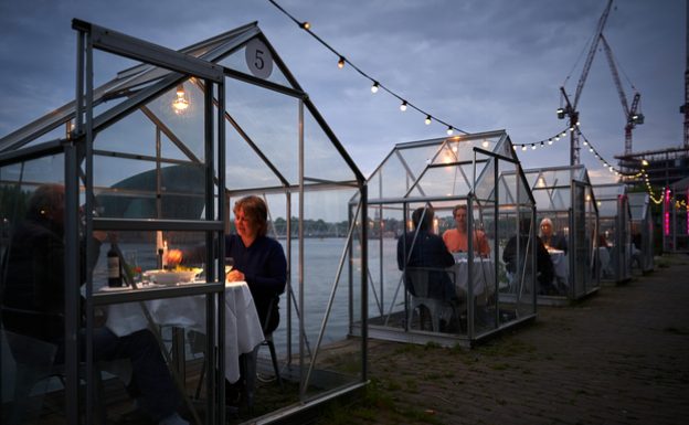 สนมั้ย? “กินข้าวในเรือนกระจก” ร้านอาหารแนวใหม่สู้ COVID-19 ในอัมสเตอร์ดัม