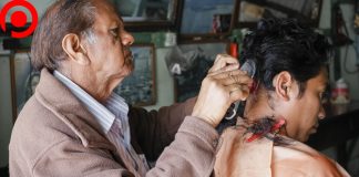 “พม่า” เปลี่ยนรถบรรทุกเป็นร้านตัดผมเดลิเวอรี่ วิ่งหาลูกค้าถึงบ้าน หมดกังวลเรื่อง COVID-19