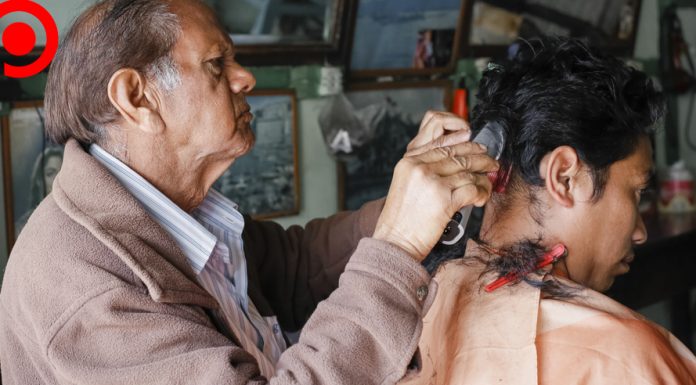 “พม่า” เปลี่ยนรถบรรทุกเป็นร้านตัดผมเดลิเวอรี่ วิ่งหาลูกค้าถึงบ้าน หมดกังวลเรื่อง COVID-19