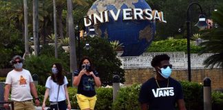 เสี่ยงนะกล้าไหม? สวนสนุกในอเมริกา ติดป้ายเตือนอาจติด COVID-19 แม้มีมาตรการป้องกัน เพื่อเลี่ยงถูกฟ้อง