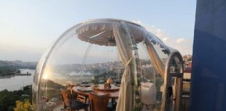 “ตุรกี” ผุดไอเดีย “โต๊ะครอบแก้ว” โรแมนติกได้แบบปลอด COVID-19