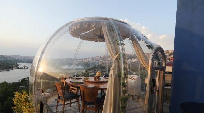 “ตุรกี” ผุดไอเดีย “โต๊ะครอบแก้ว” โรแมนติกได้แบบปลอด COVID-19