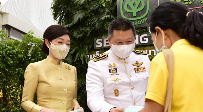 ผู้บริหารเครือซีพีแจกหน้ากากอนามัยฟรีแก่ประชาชนที่ท้องสนามหลวง เฉลิมพระเกียรติในหลวงเนื่องในโอกาสวันเฉลิมพระชนมพรรษา 68 พรรษา