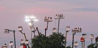 มาเหนือของจริง! แฟนกีฬาเช่า ‘รถเครน’ ดูการแข่งขันจากด้านบนสนาม เพื่อรักษาระยะห่าง