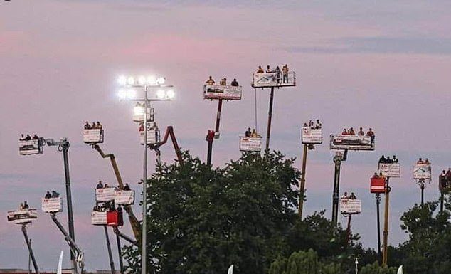 มาเหนือของจริง! แฟนกีฬาเช่า ‘รถเครน’ ดูการแข่งขันจากด้านบนสนาม เพื่อรักษาระยะห่าง