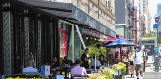 นิวยอร์กงัดไอเดีย “กินอาหารบนถนนคนเดิน” สู้ COVID-19 จากนั่งในร้านสู่กลางแจ้ง