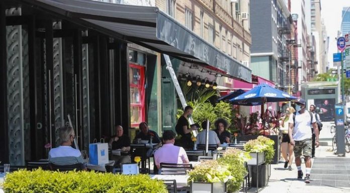 นิวยอร์กงัดไอเดีย “กินอาหารบนถนนคนเดิน” สู้ COVID-19 จากนั่งในร้านสู่กลางแจ้ง