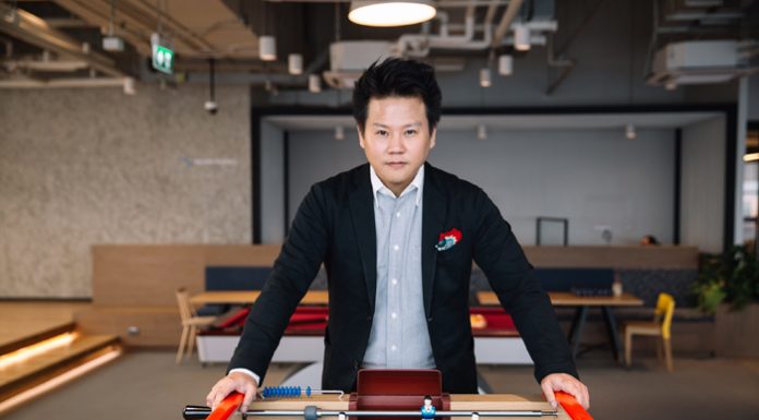 แอบเห็น คุณโอลิเวอร์ กิตติพงษ์ วีระเตชะ บอสใหญ่ด้านแบรนด์และการสื่อสาร กลุ่มทรู รีบไปสตูดิโอคุมกองถ่าย