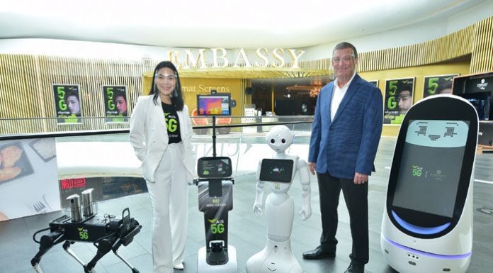 AIS ร่วมกับเอ็มบาสซี ดิโพลแมท สกรีน ยกระดับการบริการด้วยหุ่นยนต์ 5G กับการชมภาพยนตร์ด้วยความ ‘อุ่นใจ’”