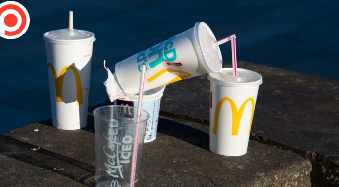 เอาจริง! อังกฤษประกาศแบน “หลอด-ไม้คนค็อกเทล-ไม้ปั่นหู” เพื่อลดขยะพลาสติก