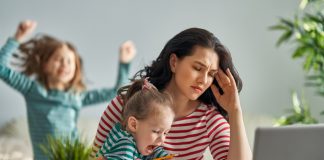 วิกฤตเเรงงานสหรัฐฯ “ผู้หญิง” ต้องออกจากงานมา “ดูเเลลูก” ว่างงานสูงกว่าผู้ชายถึง 8 เท่า