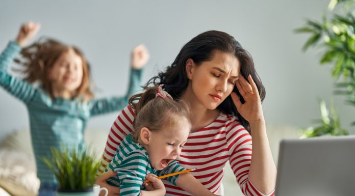 วิกฤตเเรงงานสหรัฐฯ “ผู้หญิง” ต้องออกจากงานมา “ดูเเลลูก” ว่างงานสูงกว่าผู้ชายถึง 8 เท่า