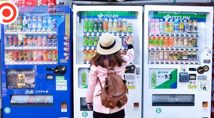 ตู้กดเครื่องดื่มอัตโนมัติในญี่ปุ่น หันมาขาย “ถุงน่อง” ตามคำเรียกร้องสาวๆ