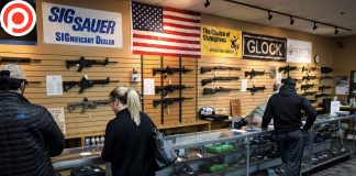 ชาวอเมริกัน “แห่ซื้อปืน” ช่วงเลือกตั้งสหรัฐฯ หวั่นเกิดเหตุรุนเเรง หลังรู้ผลประธานาธิบดี