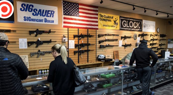 ชาวอเมริกัน “แห่ซื้อปืน” ช่วงเลือกตั้งสหรัฐฯ หวั่นเกิดเหตุรุนเเรง หลังรู้ผลประธานาธิบดี