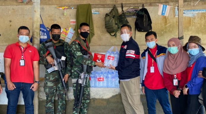 ใกล้ไกลแค่ไหน เราไม่เคยทิ้งกัน. ……ทรู ร่วมดูแลชาวไทย ลุยช่วยน้ำท่วม 3 จังหวัดชายแดนใต้ มอบถุงยังชีพ น้ำดื่ม แก่ผู้ประสบภัยน้ำท่วม