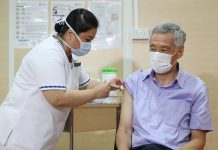 ‘ผู้นำสิงคโปร์’ ประเดิมฉีดวัคซีน COVID-19 หวังสร้างความเชื่อมั่น ชวนประชาชนมาฉีดฟรี