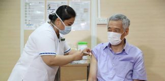 ‘ผู้นำสิงคโปร์’ ประเดิมฉีดวัคซีน COVID-19 หวังสร้างความเชื่อมั่น ชวนประชาชนมาฉีดฟรี