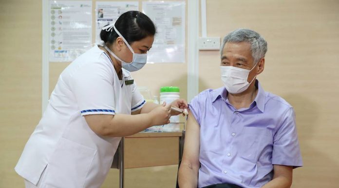 ‘ผู้นำสิงคโปร์’ ประเดิมฉีดวัคซีน COVID-19 หวังสร้างความเชื่อมั่น ชวนประชาชนมาฉีดฟรี