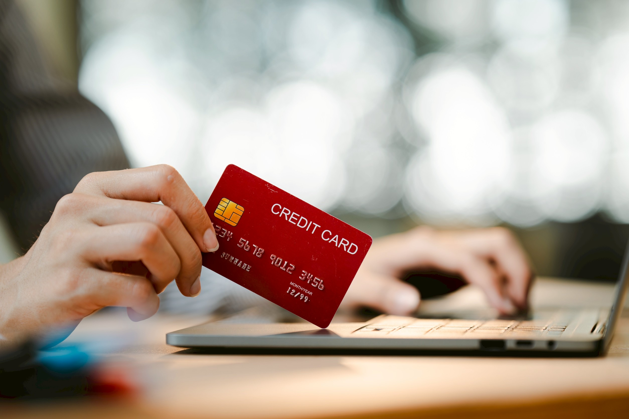 สินเชื่อหดตัวแรงสุดรอบ 26 ปี คนไทยชะลอก่อหนี้ หันใช้บัตรเครดิตด้าน “ประกัน-ลงทุนแทน”