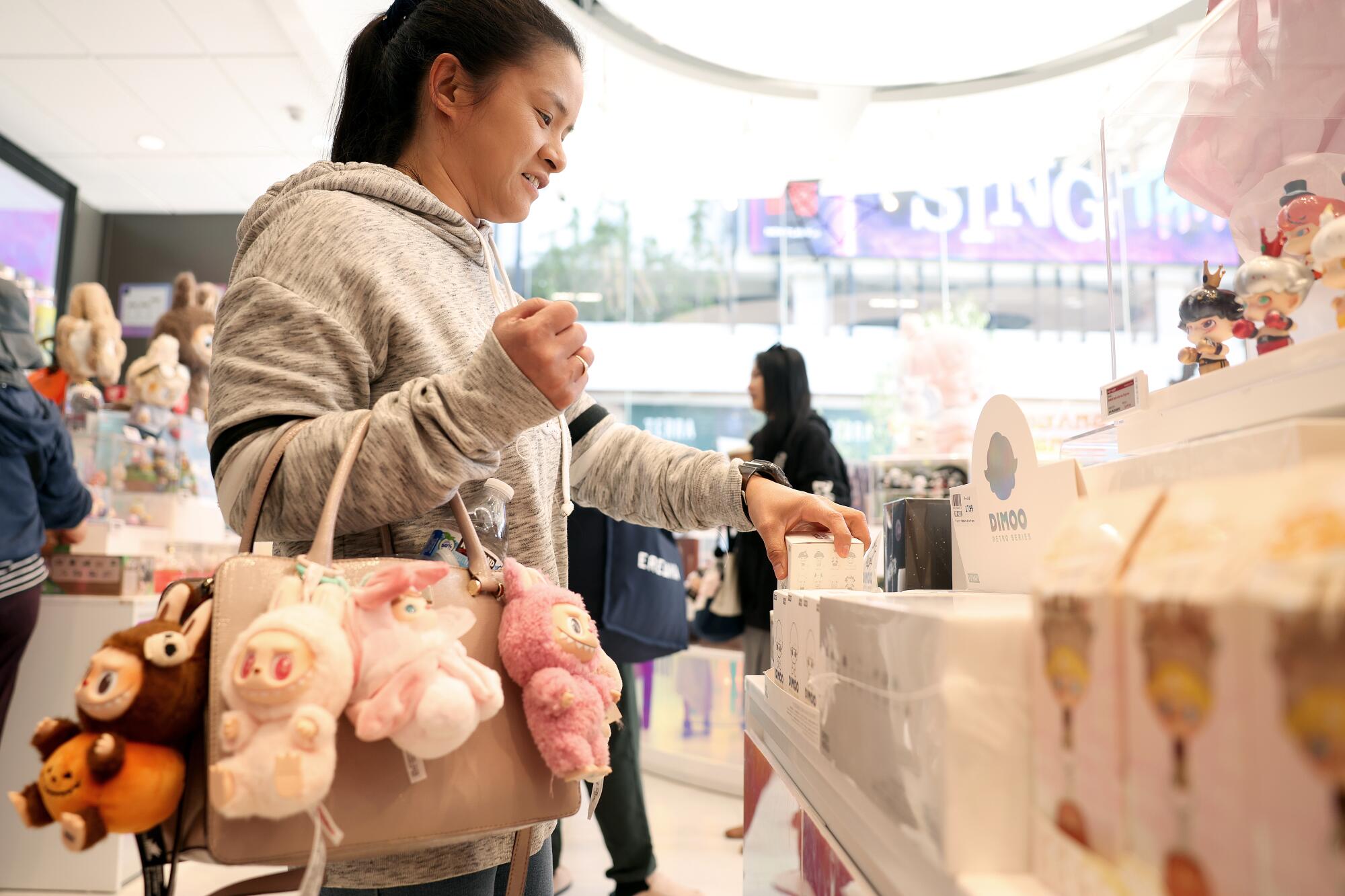 ดอยแล้ว! พ่อค้า Resale ‘ลาบูบู้’ ในสหรัฐฯ ยอม ‘หั่นราคา’ เกินครึ่งเพื่อเทขาย หลังแนวโน้มเทรนด์กำลังซบเซา