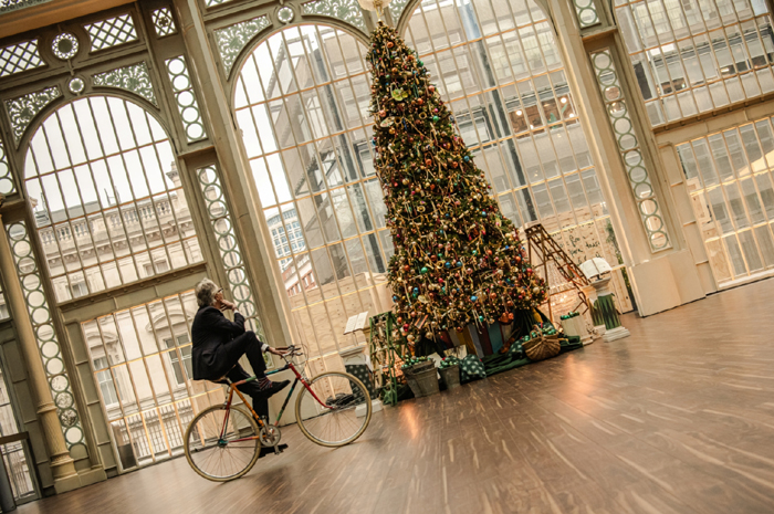 PAUL SMITH ร่วมกับ ROYAL OPERA HOUSE ร่วมเฉลิมฉลองเทศกาลแห่งความสุข ด้วยต้นคริสต์มาสสุดงดงาม ใจกลางกรุงลอนดอน