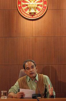 ธีรยุทธ บุญมี เสื้อกั๊กสีน้ำตาลสะท้านการเมือง