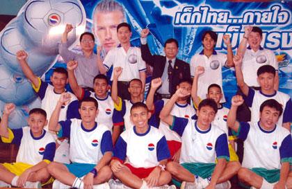 “ลีซอ” ทูตกีฬาเป๊ปซี่ ชวนนักเรียนฝึกฝีเท้าใน “เด็กไทย … กายใจแข็งแรง”