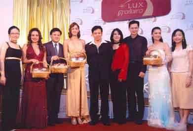 ลักส์ เปิดตัวแคมเปญยักษ์ “ลักส์ดาวค้นดาว” พร้อม 3 พรีเซนเตอร์ดาราลักส์ ชวนผู้บริโภคร่วมเปล่งประกายความเป็นดาว