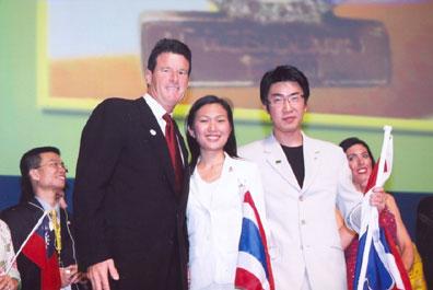 ผู้จำหน่ายเฮอร์บาไลฟ์กว่า 16,000 ร่วมงาน “เอเชีย เอ็กซ์ตร้าวาแกนซ่า 2004” ที่ไบเทค