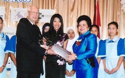 ไรมอน แลนด์ แสดงความยินดีกับโรงพยาบาลกล้วยน้ำไท ในงาน Thai-Canadian Business Excellence Awards