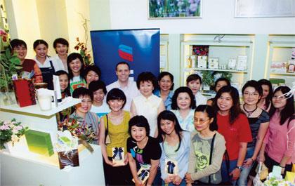 ยูไนเต็ดคลับ จัด “แฮนด์สปา”