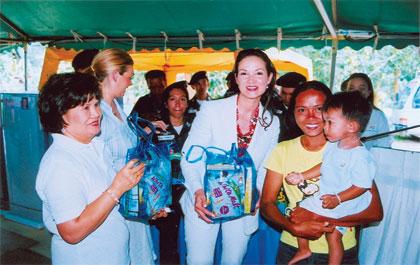 เนสท์เล่ ร่วมกับมูลนิธิแองเจิ้ล วิงส์ แจกผลิตภัณฑ์ในเครือแก่ครอบครัวผู้ประสบภัยสึนามิ