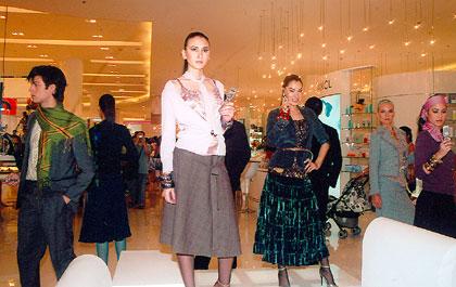 โมโตโรล่า นำมือถือรุ่นฮิตร่วมแสดงไลฟ์แฟชั่นโชว์ในงานเปิดตัว อย่างเป็นทางการของสยามพารากอน ช็อปปิ้งคอมเพล็กซ์