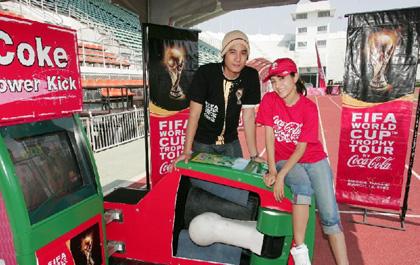 “วี”ควง “พิ้งค์กี้” ตะลุยเครื่องเล่นเอ็กซ์ตรีม