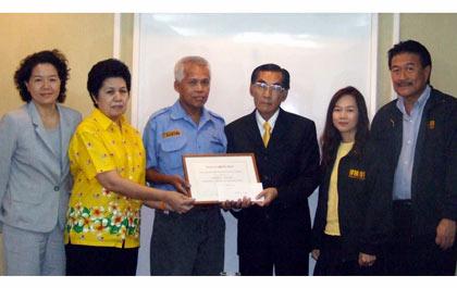 ซีคอนโฮมมอบเงินพร้อมเกียรติบัตรแก่แท็กซี่ใจงาม