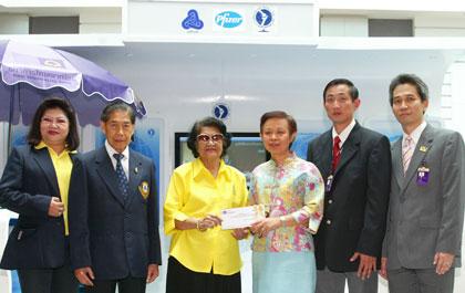 ธนาคารไทยพาณิชย์ ร่วมกับให้มูลนิธิโรคข้อฯ เปลี่ยนข้อเข่าเทียมให้ผู้ยากไร้