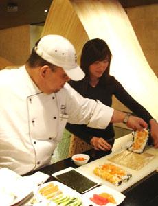 ห้องอาหารสึ และ นามิ เปิดสอนวิธีทำอาหารญี่ปุ่นโดยหัวหน้าพ่อครัวชาวญี่ปุ่น เชฟอากิ