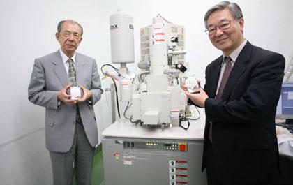 ผู้คิดค้นเทคโนโลยี PMR เข้าชมโรงงานการผลิตฮาร์ดไดรฟ์ฮิตาชิ