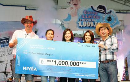 นีเวีย วิซาจ สร้างปรากฎการณ์ รวมตัวสาว “บ๊าย บาย เมนลานิน” ได้ตัวสาวนักล่า—คว้าเงินล้านแล้ว!