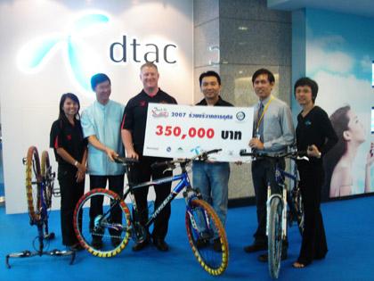 ทัวร์ เดอ ไทยแลนด์ 2007 ร่วมกับดีแทค บริจาคเงินรายได้ให้กับมูลนิธิเพื่อการกุศล