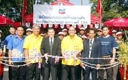 เชฟรอนสร้างถนนให้โรงเรียนในพังงา