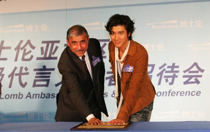 ลีฮอม แบรนด์แอมบาสซาเดอร์ชายคนแรกของคอนแทคเลนส์ Bausch & Lomb