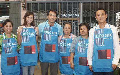 IDEO MIX สุขุมวิท 103 แจกผ้ากันเปื้อนและร่มชาวตลาดอุดมสุข