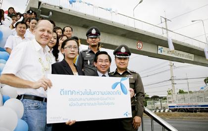 ดีแทคมอบสะพานลอยและป้อมตำรวจเพื่อสาธารณประโยชน์แก่ชุมชน