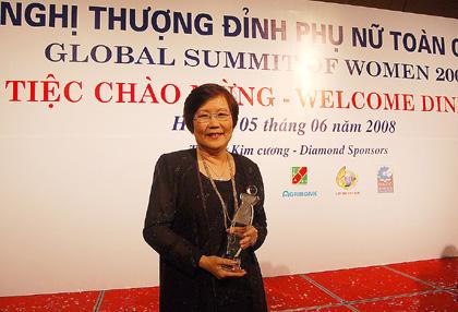 กรรณิกา ชลิตอาภรณ์ รับรางวัลนักธุรกิจหญิงดีเด่น