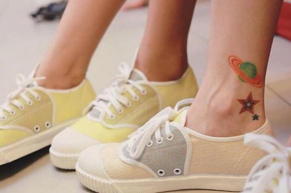 สนมั้ย! “รองเท้า ผ้าไหมนันยาง” คู่ละ 3,800 บาท