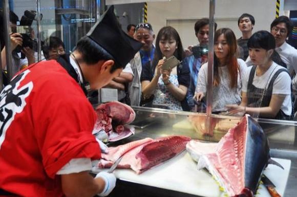 สนามบินคันไซจัดโชว์แล่ปลา ทำชูชิสดๆ ต้อนรับนักท่องเที่ยว