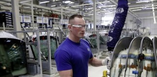 แว่นตา 3 มิติ ช่วยประกอบรถยนต์ เทคโนโลยีสุดล้ำใหม่จาก Volkswagen